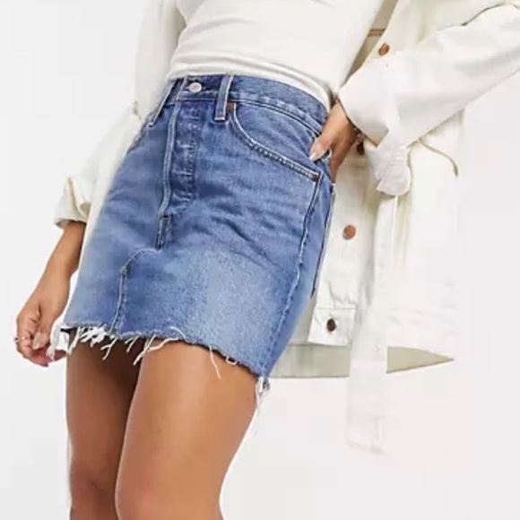NWT Levi’s High Rise Deconstructed Denim Mini Skirt Stuck in the Middle Wash - Picture 2 of 9